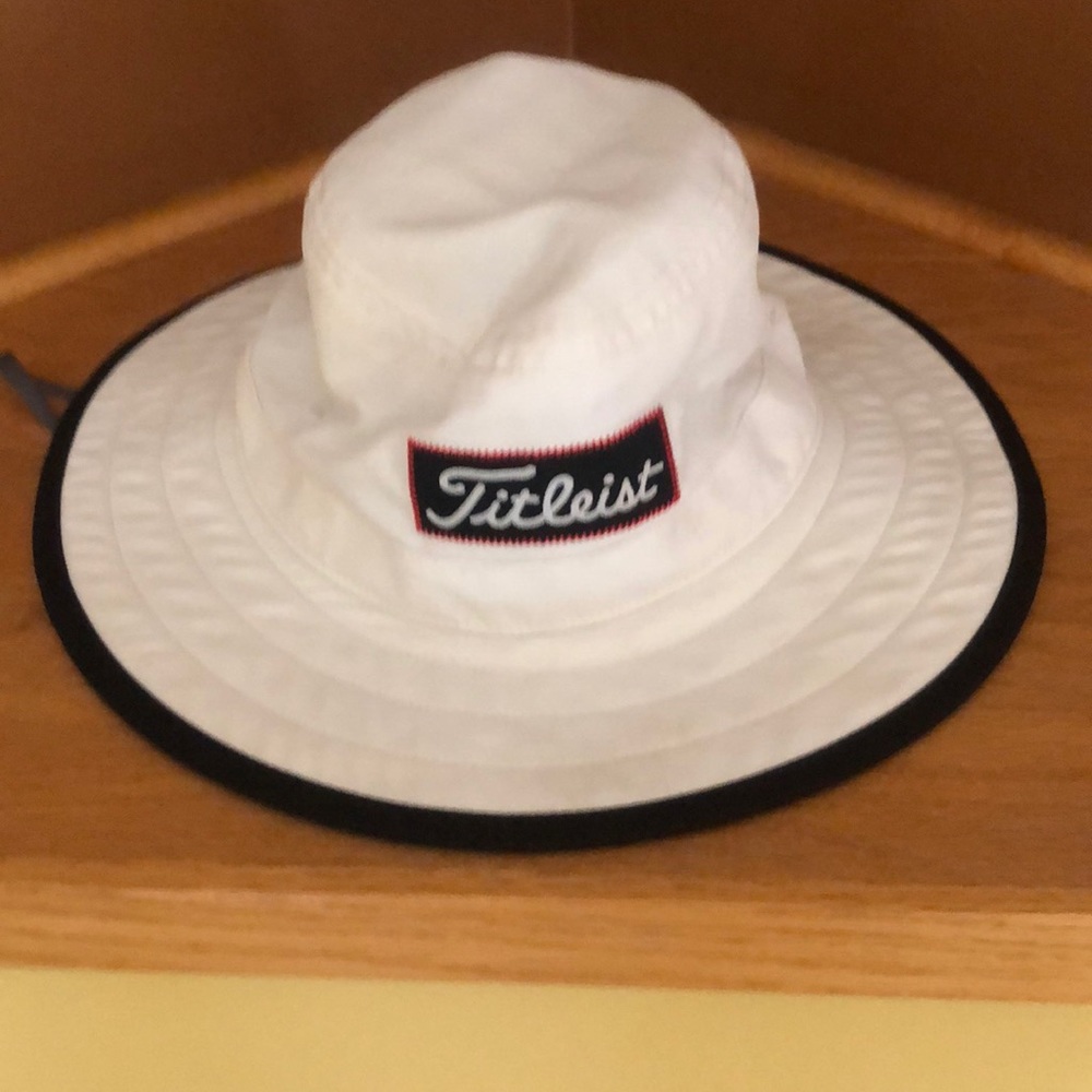 Titleist bucket hat, barely worn, good condition